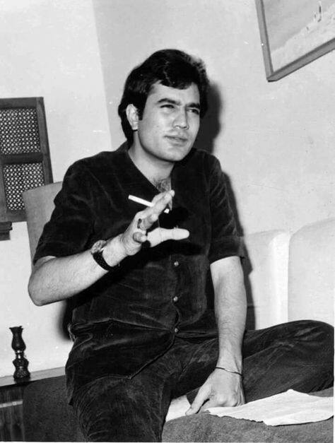 ਕਿਹਾ ਜਾਂਦਾ ਹੈ ਕਿ 1973 ਹੀ ਉਹ ਸਾਲ ਸੀ, ਜਦੋਂ ਰਾਜੇਸ਼ ਖੰਨਾ ਦਾ ਕਰੀਅਰ ਡੋਲਣਾ ਸ਼ੁਰੂ ਹੋਇਆ ਸੀ। ਧਰਮਿੰਦਰ ਨੂੰ ਸਾਲ 1971 'ਚ ਉਦੋਂ ਝਟਕਾ ਲੱਗਾ ਸੀ, ਜਦੋਂ ਉਨ੍ਹਾਂ ਨੂੰ ਫਿਲਮ 'ਆਨੰਦ' 'ਚੋਂ ਬਾਹਰ ਕੱਢ ਕੇ ਰਾਜੇਸ਼ ਖੰਨਾ ਨੂੰ ਕਾਸਟ ਕੀਤਾ ਗਿਆ ਸੀ।