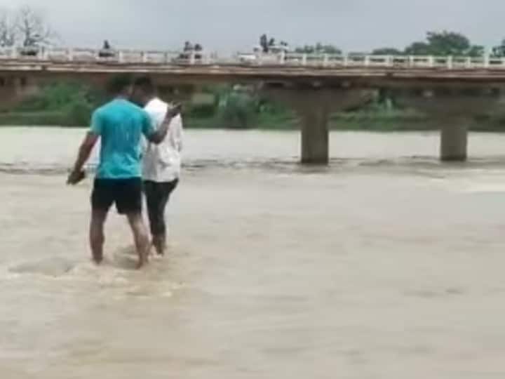Rajnandgaon Dead body of a young man found after several hours in Shivnath river ANN Chhattisgarh: शिवनाथ नदी में नहाने गया युवक उफान में बहा, कई घंटों के रेस्क्यू के बाद मिली लाश