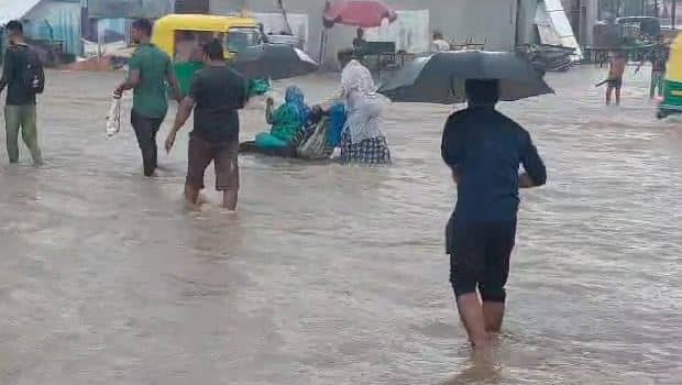 Gujarat Monsoon Flooding due to heavy rains in Surat knee deep water in several areas સુરતમાં ધોધમાર વરસાદથી જળબંબાકાર, અનેક વિસ્તારમાં ભરાયા ઘૂંટણસમા પાણી