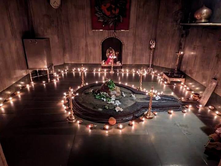 श्रावणाचा पवित्र महिना सुरु होण्याच्या आदल्या दिवशी ही अमवस्या येत असल्याने दिव्यांची पूजा केली जाते.