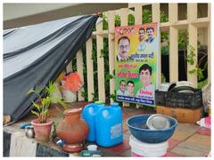 दिल्ली में बाढ़ के बीच 'पोस्टर वार', राहत शिविर तक पहुंचा सियासी पार्टियों का बैनर