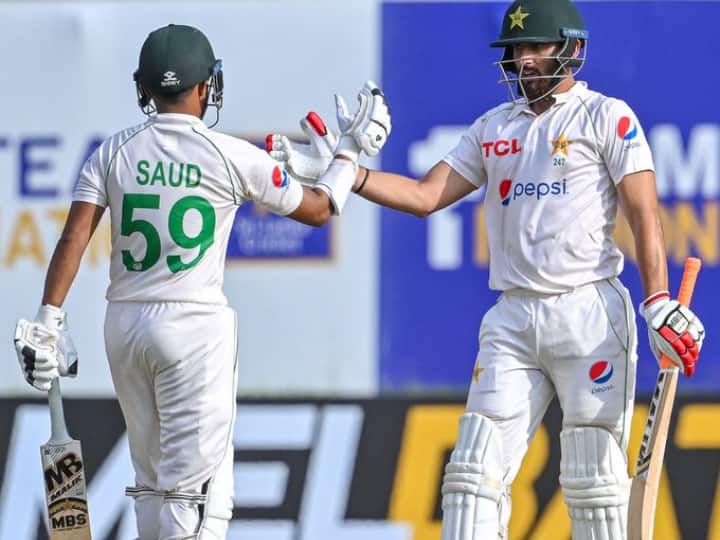 श्रीलंका के खिलाफ गाले टेस्ट में पाकिस्तान के सऊद शकील ने शानदार बल्लेबाजी की. इस खिलाड़ी ने सऊद शकील 361 गेंदों पर 208 रन बनाए. उन्होंने अपनी पारी में 19 चौके जड़े.
