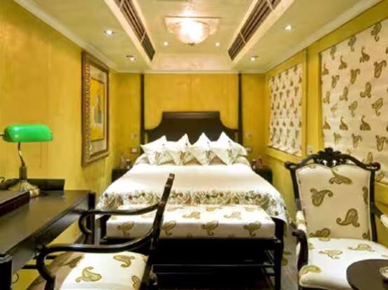 ਭਾਰਤ ਦਾ ਮਾਣ, ਪੈਲੇਸ ਆਨ ਵ੍ਹੀਲਸ ਇੱਕ ਪਟਰੀ 'ਤੇ 5 ਸਟਾਰ ਹੋਟਲ ਵਰਗੀ ਲੱਗਦੀ ਹੈ। ਇਹ ਰੇਲਗੱਡੀ ਰਾਜਸਥਾਨ ਦੇ ਸ਼ਾਹੀ ਸੱਭਿਆਚਾਰ ਨੂੰ ਵੀ ਦਰਸਾਉਂਦੀ ਹੈ। ਇਹ 1982 ਵਿੱਚ ਸ਼ੁਰੂ ਹੋਈ ਸੀ, ਜਦੋਂ ਇਸ ਵਿੱਚ ਬ੍ਰਿਟਿਸ਼ ਕਾਲ ਦੇ ਸ਼ਾਹੀ ਕੋਚ ਸਨ। ਇਸ ਵਿੱਚ ਉਸ ਵੇਲੇ ਦੀਆਂ ਰਿਆਸਤਾਂ ਦੇ ਸ਼ਾਸਕਾਂ ਦੇ ਨਿੱਜੀ ਕੋਚ ਵੀ ਸਨ। ਟ੍ਰੇਨ ਨਵੀਂ ਦਿੱਲੀ ਤੋਂ ਆਪਣੀ ਯਾਤਰਾ ਸ਼ੁਰੂ ਕਰਦੀ ਹੈ ਅਤੇ ਜੈਪੁਰ, ਸਵਾਈ ਮਾਧੋਪੁਰ, ਚਿਤੌੜਗੜ੍ਹ, ਉਦੈਪੁਰ, ਜੈਸਲਮੇਰ, ਜੋਧਪੁਰ, ਭਰਤਪੁਰ ਅਤੇ ਆਗਰਾ ਵਰਗੇ ਸ਼ਹਿਰਾਂ ਨੂੰ ਅਕਸਰ ਜਾਂਦੀ ਹੈ। ਜੇਕਰ ਤੁਸੀਂ ਇਸ ਸ਼ਾਹੀ ਯਾਤਰਾ ਦਾ ਆਨੰਦ ਲੈਣਾ ਚਾਹੁੰਦੇ ਹੋ ਤਾਂ ਤੁਹਾਨੂੰ 3,63,300 ਰੁਪਏ ਦੀ ਲੋੜ ਹੋਵੇਗੀ।