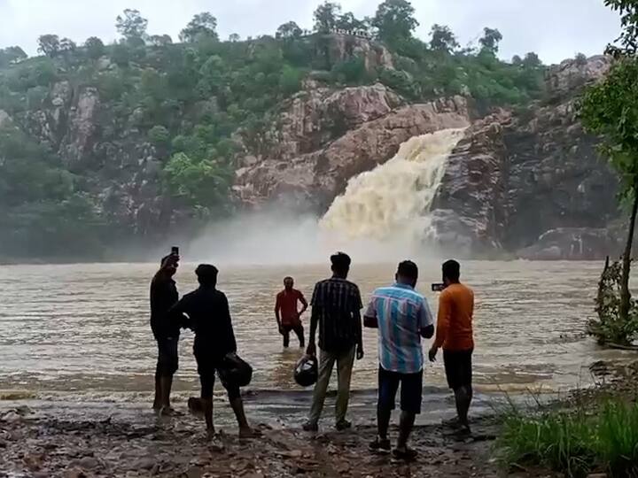 तर सुरक्षेसाठी प्रशिक्षित तरुण आणि तरुणींना इथे तैनात करण्यात आलं आहे.