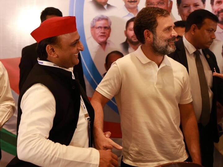 Samajwadi Party chief Akhilesh Yadav met Congress leader Rahul Gandhi during the mega meeting in Bengaluru. (Source: Congress)