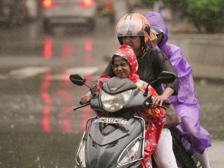Mumbai rains updates heavy rains in Mumbai and nearby traffic jam on roads local train runs normally Mumbai Rains: मुंबईत आज सकाळपासूनच संततधार...मुसळधार पावसाचा जोर कायम राहणार असल्याचा वेधशाळेचा इशारा