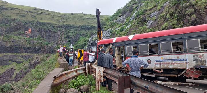 त्यावेळी घाटातील गणपती टप्प्यावरुन बस थेट दरीत कोसळली.