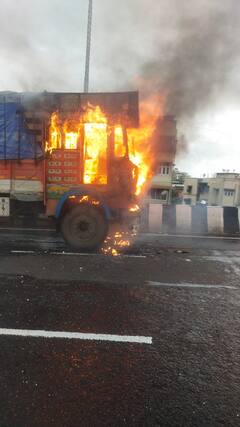 मुंबईच्या अंधेरीतील उड्डाण पुलावर ट्रकला आग, पश्चिम द्रुतगती महामार्गावर वाहतूक कोंडी