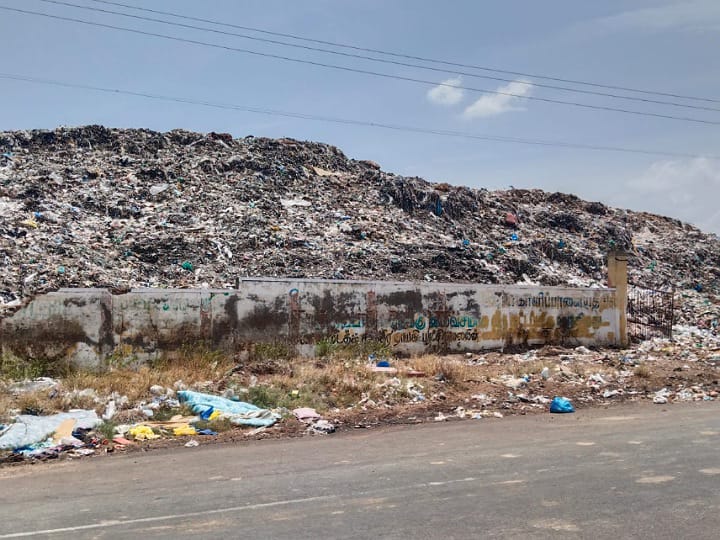 கரூர் வாங்கல் சாலையில் மலைப்போல் குவிந்து கிடக்கும் குப்பை; கிடங்கை வேறு இடத்திற்கு மாற்ற கோரிக்கை