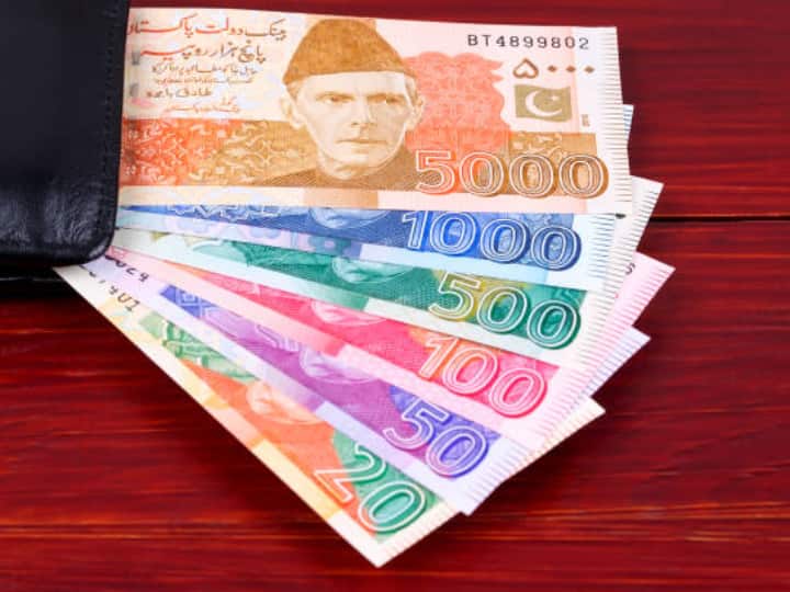 Pakistan: इस वक्त पाकिस्तान की आर्थिक स्थिति खराब दौर से गुजर रही है. इसका असर उसके करेंसी पर भी पड़ा है. आज के वक्त में पाकिस्तान में 1 डॉलर की कीमत 283 रुपये हैं.