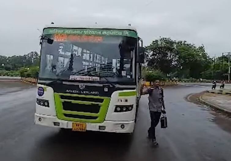 maharashtra news nashik news Nashik Citylink bus service stopped, driver carriers protest Nashik Citylink : सलग दुसऱ्या दिवशी नाशिक सिटीलिंक बससेवा ठप्प, चालक वाहकांचे कामबंद आंदोलन