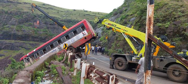 12 जुलै रोजी सकाळच्या सुमारास नाशिकच्या सप्तशृंगी गड घाटात (Saptashrungi Gad Ghat) बसला भीषण अपघात (Bus Accident) झाला.