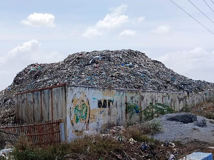 கரூர் வாங்கல் சாலையில் மலைப்போல் குவிந்து கிடக்கும் குப்பை; கிடங்கை வேறு இடத்திற்கு மாற்ற கோரிக்கை