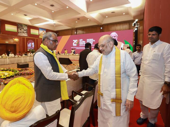 बैठक में ओम प्रकाश राजभर गृहमंत्री अमित शाह के साथ दिखाई दिए. अमित शाह ने हाथ मिलाकर उनका बैठक में स्वागत किया.