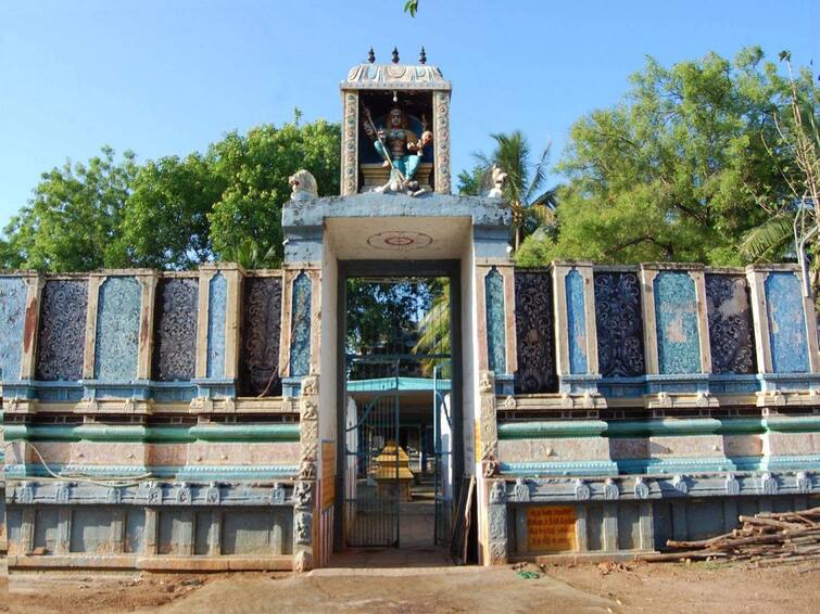 Thanjavur Devotees take a milk jug on the last Friday to propitiate Vallam Ekauriyamma who killed the monster TNN அசுரனை வதம் செய்த வல்லம் ஏகௌரியம்மனை சாந்தப்படுத்த ஆடி கடைசி வெள்ளியில் பால்குடம் எடுக்கும் பக்தர்கள்