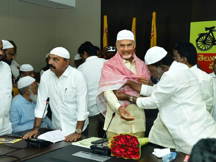 Muslim community meets chandrababu naidu to ask to oppose UCC Chandrababu: చంద్రబాబును కలిసిన ముస్లిం మతపెద్దలు, యూసీసీపై టీడీపీ అధినేత కీలక నిర్ణయం