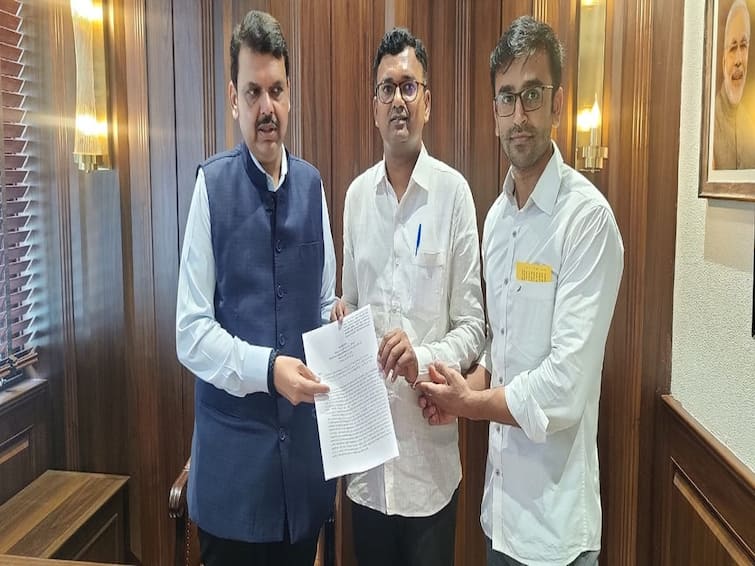 Grandsons of Ganpatrao Deshmukh met Deputy Chief Minister Devendra Fadnavis in Mumbai Solapur News : गणपतराव देशमुखांचे दोन्ही नातू 'एकसाथ' फडणवीसांच्या भेटीला, वाचा नेमकी का घेतली भेट?