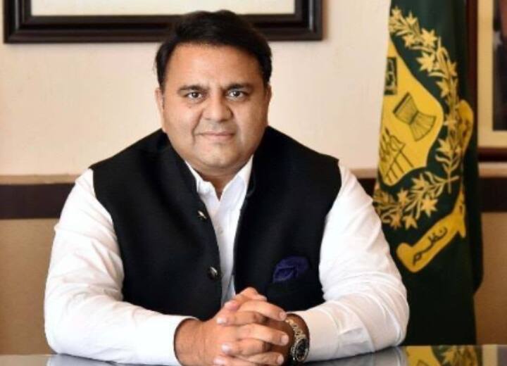 Fawad Chaudhary expelled from PTI Pakistan ex pm Imran khan party know the reason PTI leader Fawad Chaudhry : पाकिस्तान के पूर्व पीएम इमरान खान के करीबी फवाद चौधरी को पार्टी से बाहर निकाला, जानें वजह