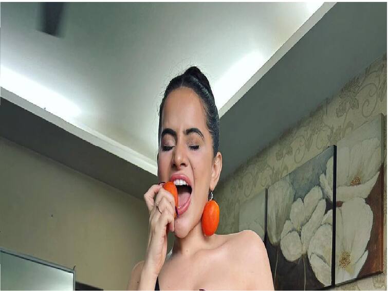 Uorfi Javed Instagram Post On Rising Tomato Prices Hike Flaunts Tomato Earrings As New Gold Uorfi Javed Makes Bold Statement On Rising Tomato Prices, Flaunts Tomato Earrings As 'New Gold'