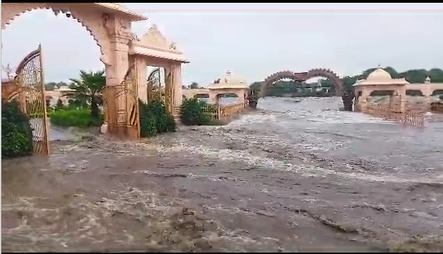 Jamnagar Rain: સીદસર ખાતે મા ઉમિયા મંદિરના પરિસરમાં ઘૂસ્યા પાણી, ઢાઢર નદીના પાણી ગામમાં ઘૂસતા જોવા મળ્યો ખૌફનાક નજારો