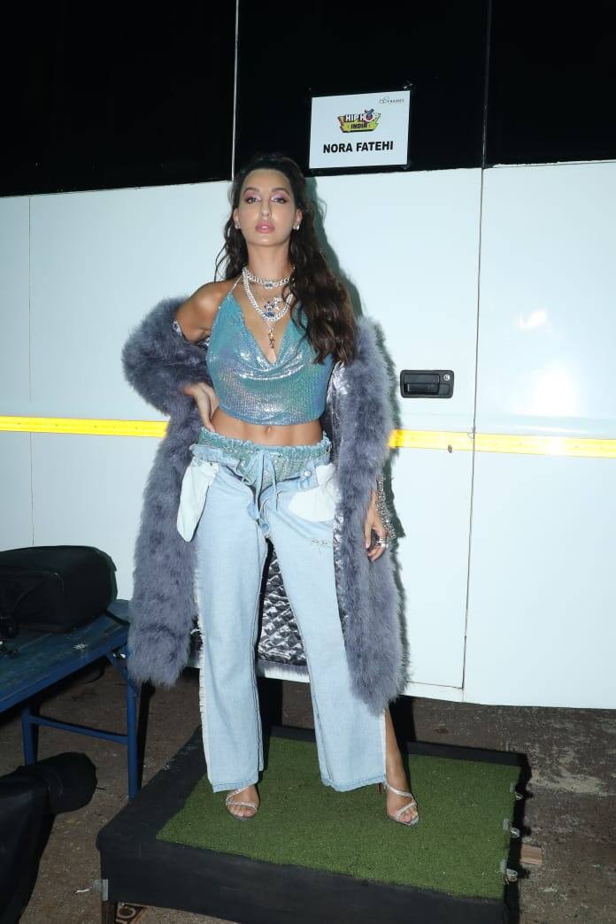 इन तस्वीरों में एक्ट्रेस कटी-फटी जींस के साथ एक डीपनेक शिमरी टॉप पहने हुए हैं. साथ ही उन्होंने साथ में एक फेदर का कोट भी कैरी किया है.