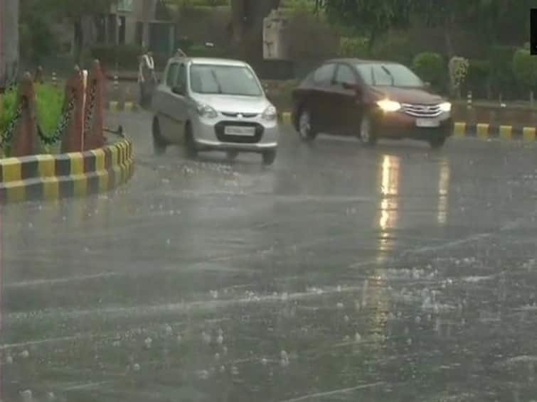 Chance of rain in 9 districts in Tamil Nadu in next 3 hours in chennai, chengalpet, theni, kancheepuram Rain Alert : அடுத்த 3 மணி நேரம்.. 9 மாவட்டங்களை போட்டுத்தாக்க காத்திருக்கும் மழை.. அதுவும் இந்த மாவட்டங்களா?