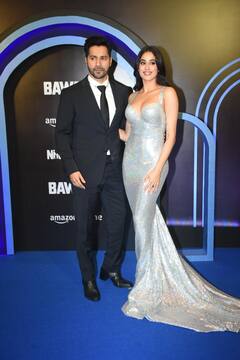 Bawaal की स्क्रीनिंग में लगा सितारों का मेला, मरमेड गाउन में Janhvi Kapoor ने बिखेरा हुस्न का जलवा, वरुण धवन भी ब्लैक में लगे डैपर