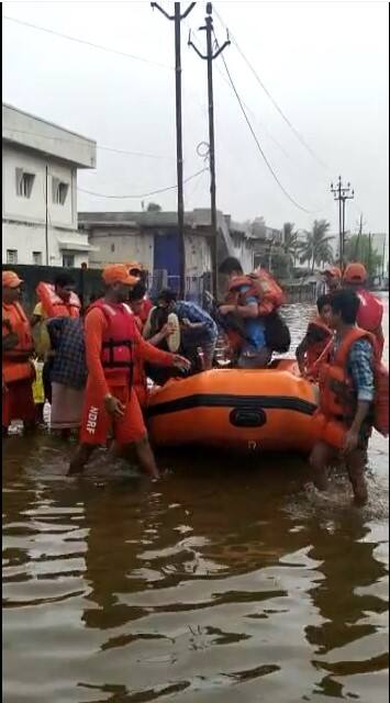 રેસ્ક્યૂમાં એનડીઆરએફ સાથે સ્થાનિક તરવૈયાઓ પણ ફસાયેલા લોકોની બચાવ કામગીરીમાં જોડાયા હતાં અને વારાફરતી બોટની મદદથી વૃદ્ધો, મહિલાઓ તેમજ બાળકોને સહીસલામત બહાર કાઢવામાં આવ્યા હતાં.