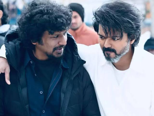 இதனிடையே தனியார் கல்லூரி விழாவில் லோகேஷ் பேசுகையில் மாணவர்கள் லியோ இரண்டாம் சிங்கிள் குறித்து கேள்வி எழுப்பினார். அதற்கு பதில் அளித்த லோக்கேஷ் “மற்ற படங்கள் மாதிரி முதல் சிங்கிள் வெளியானவுடன் இரண்டாவது சிங்கிள் வெளியாகும் என எதிர்பார்க்க வேண்டாம் இது முற்றிலும் வேறுமாதிரியான படம் கிட்டத்தட்ட கைதி போல” என்றார்.