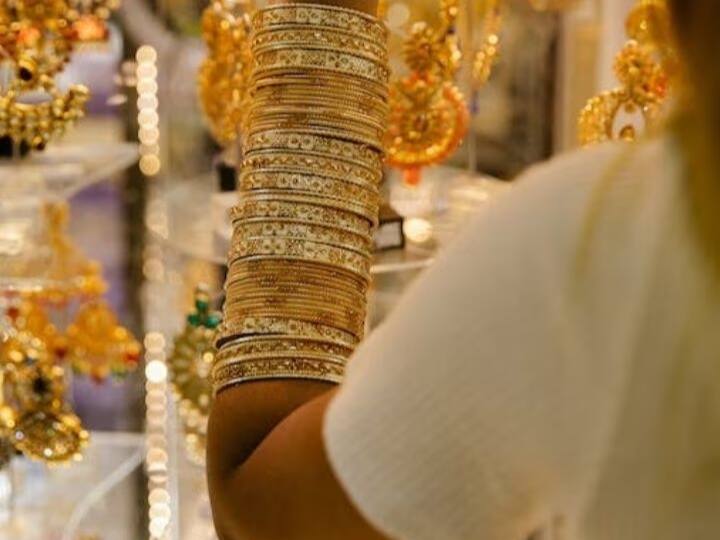 Gold Silver Rate today are not showing up move trading flat Delhi gold rate Mumbai Gold rate Gold Silver Rate: सोने के दाम सरपट दौड़े, दिल्ली-मुंबई से जयपुर-सूरत, कोलकाता तक के गोल्ड रेट जानें