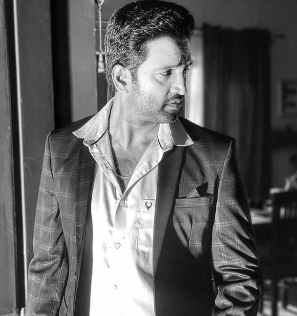 மேலும் பேசிய சந்தானம், ”நகைச்சுவை நடிகராக இருந்த போது எவ்வித கவலையும் இல்லாமல் இருந்தேன். தற்போது கதாநாயகனாக நடிப்பதால் உடலை கட்டுக்கோப்பாக வைத்திருக்கிறேன். மீண்டும் நல்ல கதை வந்தால் நகைச்சுவை கேரக்டரில் பெரிய நடிகர்களுடன் இணைந்து நடிப்பேன். இதே போல் சொந்த படம் எடுப்பதற்கு இன்னும் கால அவகாசம் இருக்கிறது. இதுவரை யாரும் நடித்திராத வித்தியாசமான கேரக்டர்களில் நடிக்க வேண்டும் என்பதே எனது ஆசை” என்று கூறினார்.