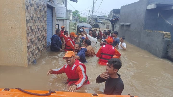 Gir Somnath Rescue: ગીર સોમનાથમાં સતત અનરાધાર વરસાદની પરિસ્થિતિના કારણે એનડીઆરએફની ટીમની મદદ લેવાની ફરજ પડી છે.