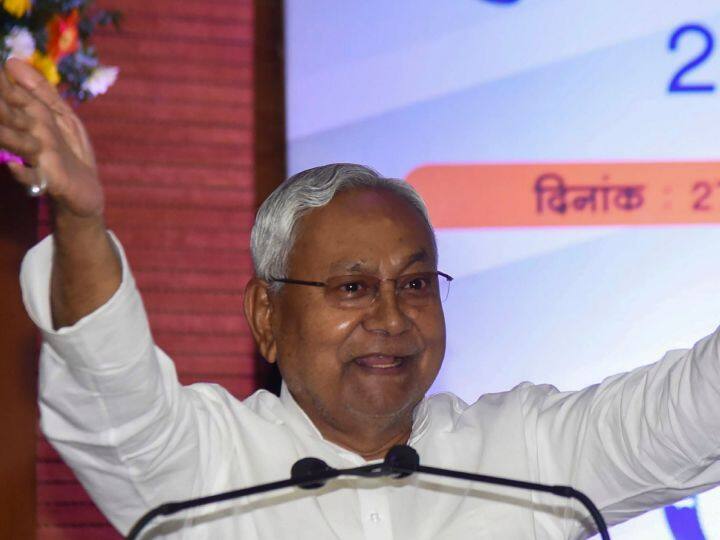 सर्वे में इसके बाद बिहार के मुख्यमंत्री नीतिश कुमार का नाम आया. सर्वे में शामिल 14 प्रतिशत लोगों ने कहा कि जेडीयू नेता नीतीश कुमार को विपक्ष को आगे करना चाहिए है.