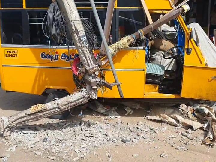 Karur news Share auto did not catch the brake and crashed into an electric pole TNN கரூரில் ஷேர் ஆட்டோ பிரேக் பிடிக்காததால் மின் கம்பத்தில் மோதி விபத்து - உயிர் தப்பிய பயணிகள்