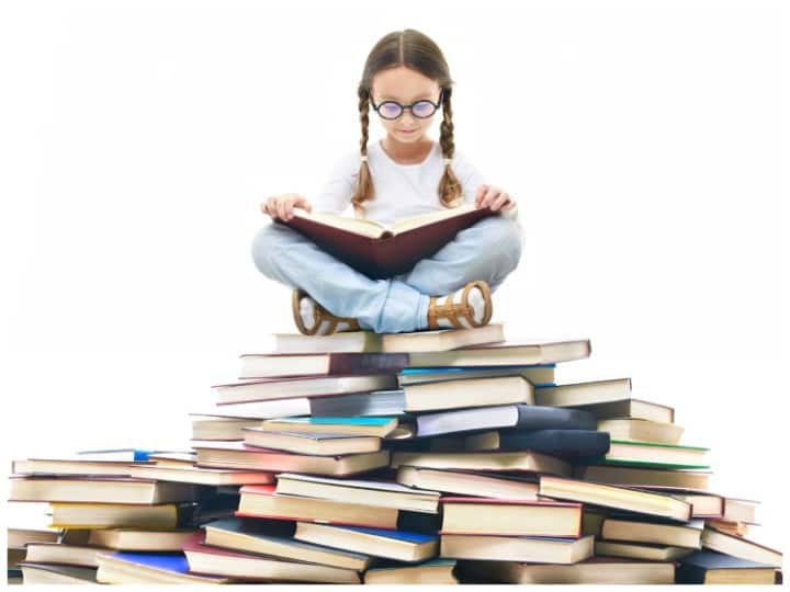 Reading Habits को इम्प्रूव करते हैं ये टिप्स, ऐसे डालें अपने बच्चों में पढ़ने की आदत Tips to improve reading habits in your kids try these tips for critical thinking Reading Habits को इम्प्रूव करते हैं ये टिप्स, ऐसे डालें अपने बच्चों में पढ़ने की आदत