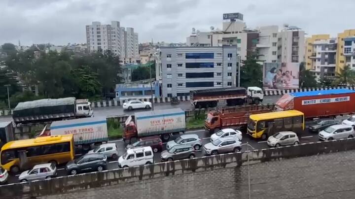 मुंबई-बंगळुरु राष्ट्रीय महामार्गावर वडगाव बुद्रुक येथील मुठा नदी पुल परिसरात रस्त्यावर पडलेल्या  मोठं मोठ्या खड्ड्यांमुळे वाहतुक व्यवस्था ठप्प झालेली आहे.