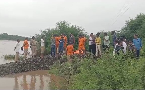 Rajkot News: ભાદર નદીમાં માછીમારી કરવા ગયેલા 4 લોકો તણાયા, SDRFની ટીમ ઘટનાસ્થળે પહોંચી