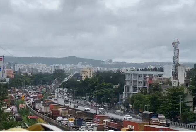 मार्गावर तीन किलोमीटर वाहनांच्या रांगा लागल्या आहेत.