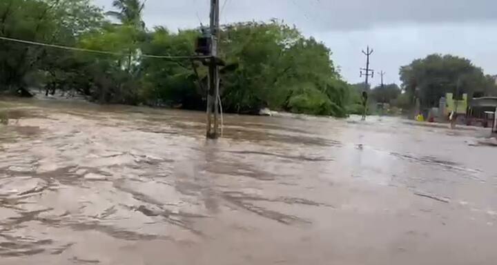 ગામ વચ્ચેની જાણે નદી વહેતી હોય તેવા દ્રશ્યો સર્જાયા હતા. સોનારીયાની આસપાસના ગામડાઓ બેટમાં ફેરવાયા હતા.