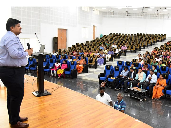 பெண்கள் தங்களை பாதுகாக்க ஒரு ஆயுதமாக மாற வேண்டும் - கரூர் மாவட்ட ஆட்சியர்