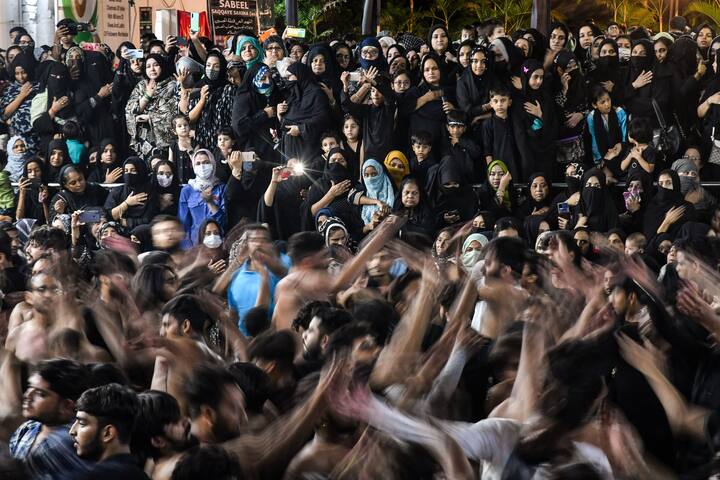 इस्लामिक मान्यता के मुताबिक, सन 61 हिजरी (680 ईस्वी) में इराक के कर्बला में पैगंबर मोहम्मद के नवासे इमाम हुसैन अपने 72 साथियों के साथ कर्बला के मैदान में शहीद हो गए थे.