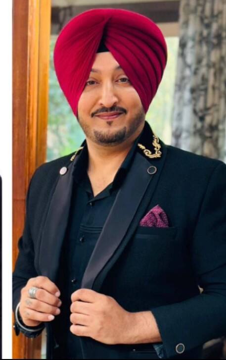 ਦੱਸ ਦੇਈਏ ਕਿ ਇੱਕ ਪ੍ਰਸ਼ੰਸਕ ਨੇ ਨਿੱਕੂ ਦੇ ਸਮਰਥਨ ਦੀ ਗੱਲ ਕਰਦਿਆਂ ਲਿਖਿਆ, ਕਿਉਂ ਸਾਰੇ ਇੰਨੇ ਨੈਗੇਟਿਵ...ਸਾਡੇ ਪੰਜਾਬੀਆਂ ਦੇ ਦਿਮਾਗ ਨੈਗੇਟੀਵਿਟੀ ਨਾਲ ਭਰੇ ਹੋਏ...ਪਲੀਜ਼ ਬੀ ਪਾਜ਼ੀਟਿਵ... ਆਪਣੀ ਜ਼ਿੰਦਗੀ ਵਿੱਚ ਤਾਂ ਪਤਾ ਲੋਕ ਕੀ ਕੁਝ ਕਰਦੇ ਨੇ...ਉਹ ਬਾਗੇਸ਼ਵਰ ਧਾਮ ਚਲਾ ਗਿਆ ਤਾਂ ਲੋਕ ਪਿੱਛੇ ਪੈ ਗਏ...