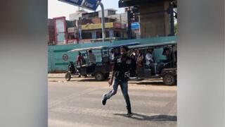 Amazing Trick: ਸੜਕ ਪਾਰ ਕਰਨ ਲਈ ਵਿਅਕਤੀ ਨੇ ਖੇਡੀ ਕਮਾਲ ਦੀ ਚਾਲ, ਦੇਖ ਕੇ ਆ ਜਾਵੇਗਾ ਹਾਸਾ