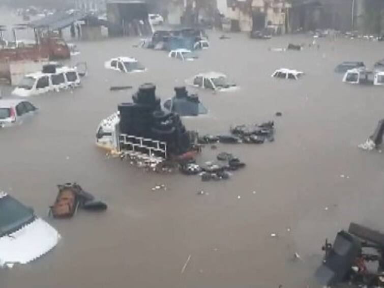 Gujarat Rains Heavy Rainfall Hits Gujarat Flooding In Several Parts Of The States Gujarat Rains: గుజరాత్‌లో దంచికొడుతున్న వానలు, రికార్డు స్థాయి వర్షానికి చెరువుల్లా మారిపోయిన రోడ్లు