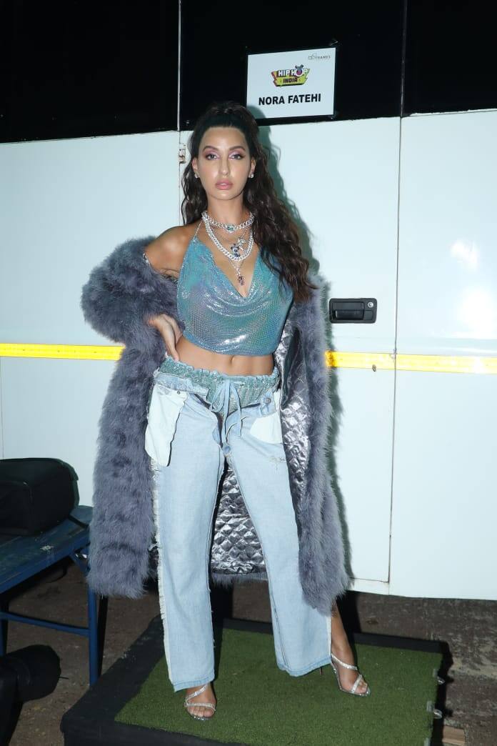 'రోర్' అనే సినిమా ద్వారా బాలీవుడ్ కి ఎంట్రీ ఇచ్చింది నోరా ఫతేహి. ఆ తర్వాత బాలీవుడ్ లో స్టార్ హీరోల సినిమాల్లో ఐటం సాంగ్స్ తో అదరగొట్టింది. ఈ ముద్దుగుమ్మ ఐటెం సాంగ్స్ కి యూట్యూబ్ లో వందల మిలియన్స్ కొద్ది న్యూస్ వస్తూ ఉంటాయి. ఆ రేంజ్ లో నోరా తన డాన్స్, అందాల ఆరబోతతో ఫుల్ క్రేజ్ తెచ్చుకుంది. బాలీవుడ్ లోనే కాకుండా టాలీవుడ్ లో 'టెంపర్', 'కిక్ 2', 'లోఫర్', 'ఊపిరి' వంటి సినిమాల్లో ఐటెం సాంగ్స్ చేసింది. మన ప్రభాస్ 'బాహుబలి' సినిమాలో కూడా మనోహరి పాటలో తన డాన్స్ తో మెప్పించింది.కేవలం సినిమాల్లోనే కాకుండా బుల్లితెరపై పై కూడా డాన్స్ షోలో జడ్జిగా వ్యవహరించింది. ప్రస్తుతం ఇప్పుడు బాలీవుడ్ సినిమాల్లో నటిస్తోంది.