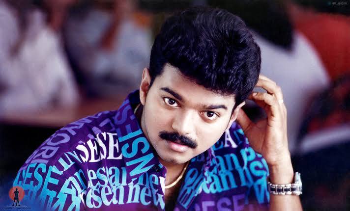 தனது ஆரம்ப காலக்கட்டத்தில் காதல் திரைப்படங்களில் நடித்து ரசிகர்களை கவர்ந்தார் விஜய். அவரின் படங்கள் இளம் வயதினருக்கு மட்டுமின்றி சிறுவர்கள், பெரியவர்கள் வரை ஏற்ற வகையில் இருந்தது. விஜய் தனது கேரியரை காதலில் இருந்து ஆக்‌ஷன் ஹீரோவாக 2002 ஆம் ஆண்டு மாற்றிக் கொண்டார். அதற்கு முன்னதாக கடைசியாக யூத் படத்தில் ரொமான்டிக் ஹீரோவாக நடித்திருந்தார்.