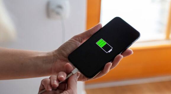 तज्ज्ञांच्या मते, लिथियम आयन बॅटरीत (Battery) चार्जिंगदरम्यान रासायनिक क्रिया होतात. बॅटरीतल्या पॉझिटिव्ह (+) चेंबरमधील आयन निगेटिव्ह (-) चेंबरकडे प्रवाहित होतात आणि त्यामुळे बॅटरी गरम होते. तसंच मोबाईलची मागची बाजू गरम होते.