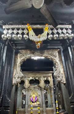 कोल्हापूर : करवीर निवासिनी अंबाबाई देवीला पुणेकर भक्ताकडून चांदीचे तोरण अर्पण