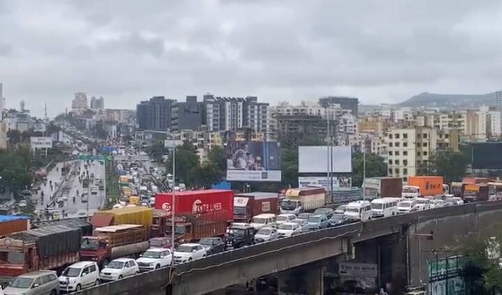 रस्त्याच्या सगळ्या बाजूंनी वाहनांच्या रांगा बघायला मिळत आहे.