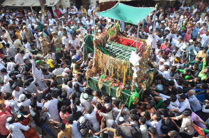 सुन्नी लोग मुहर्रम की 9 और 10 तारीख को रोजा रखते हैं. वैसे इस महीने मुसलमानों के लिए रोजा रखना फर्ज नहीं होता है. हालांकि सुन्नत (पुण्य) के तौर पर मुस्लिम ये रोजा रख सकते हैं.